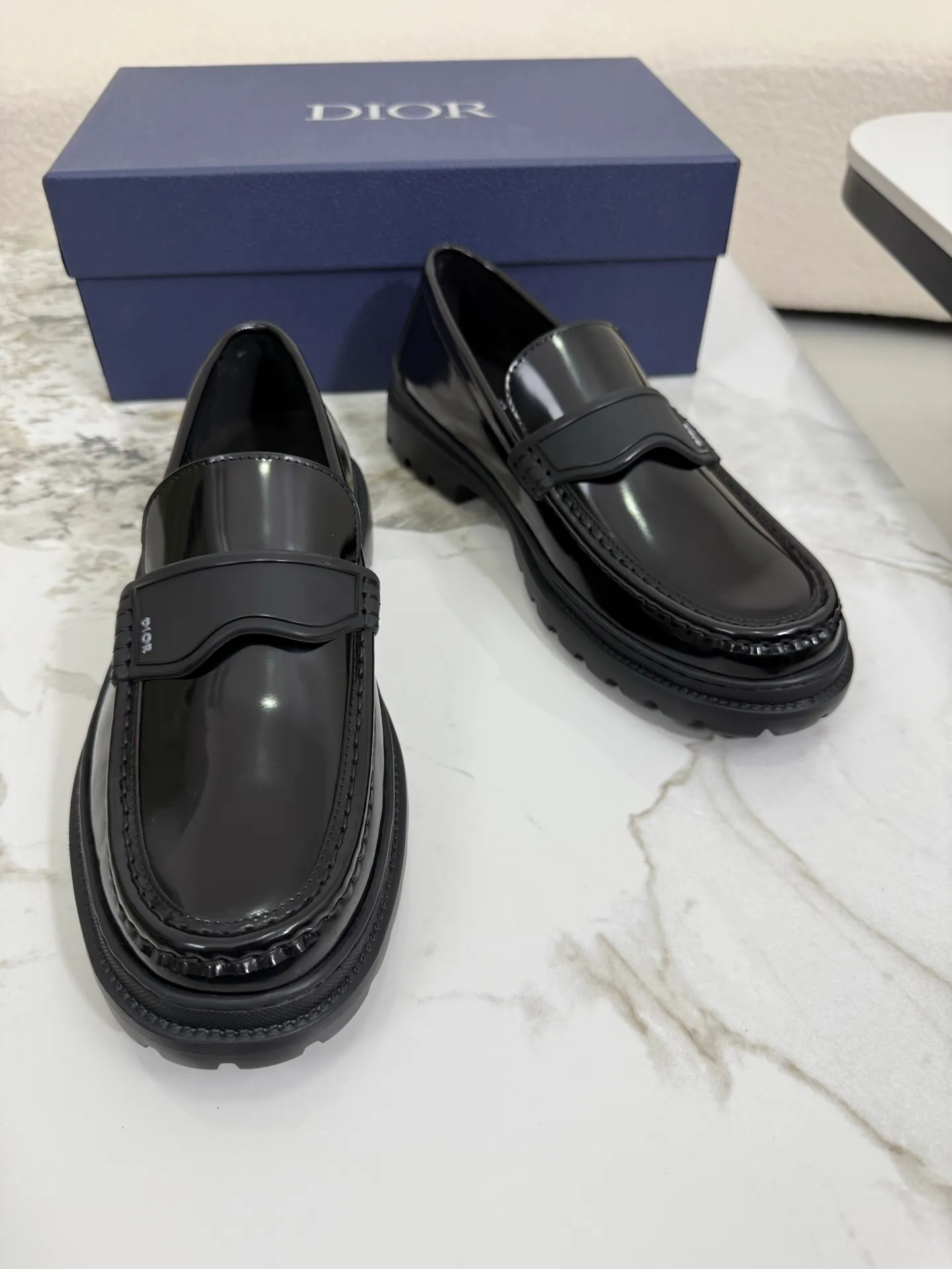 [ DIOR ] Top P: 820💰 ▪️Size: 39-44 (customized for 38.45) Top male leather shoes DIOR Dior combines high-quality materials and exquisite details. The imported cowhide leather upper is embellished with Gancio buckles, showing a luxurious style. Imported cattle. TP sole is light and flexible in texture